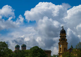 Je weiter südlich, desto wolkiger und unbeständiger wird das Wetter in Bayern.  — © Peter Kneffel/dpa