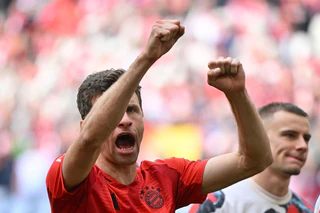 Thomas Müller ließ sich für sein 500. Bundesliga-Spiel feiern. — © Peter Kneffel/dpa