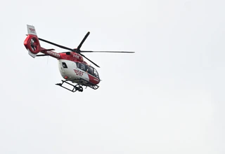 Der Hubschrauber nahm die Verletzten mit. (Symbolbild) — © Bernd Weißbrod/dpa
