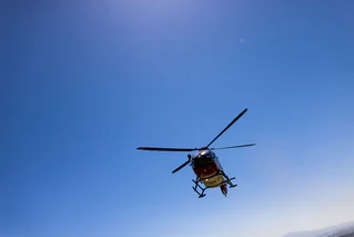 Die Polizei hat die Straße für den Einsatz gesperrt. (Symbolbild) — © Philipp von Ditfurth/dpa