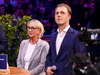 Witwe Heidi Beckenbauer und Sohn Joel sorgten für einen emotionalen Moment in der Halle. — © Harry Langer/dpa