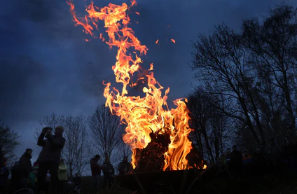 Osterfeuer sind bei der derzeitigen Trockenheit eine Gefahr. (Archivbild)   — © Karl-Josef Hildenbrand/dpa