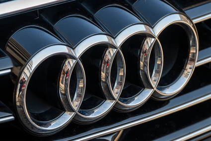 Audi-Logo: Der Autobauer streicht Tausende Jobs. (Symbolbild) — © Peter Kneffel/dpa
