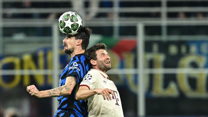Thomas Müller (r) im Kopfball-Duell mit Mailands Francesco Acerbi. — © Sven Hoppe/dpa