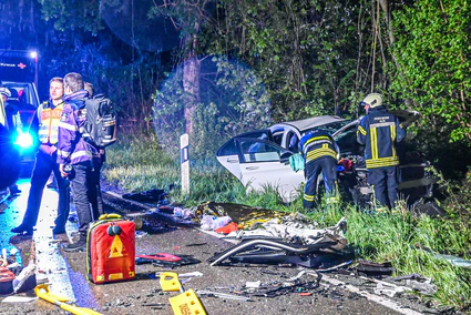 Durch die Wucht des Aufpralls werden die beiden Autos in den Grünstreifen abgewiesen. — © Simon Zeiher/onw-images/dpa