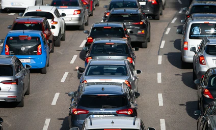 Rund um Ostern kann es voll auf den Autobahnen werden. (Archivbild) — © Marijan Murat/dpa