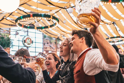 Wiesn Song Oktoberfest Hit Lied Lieder singen — © Wirestock / iStock