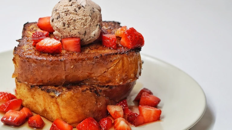 Arme Ritter Erdbeersalat Eis Frühstück süßes Frühstück — © Bild: amirali mirhashemian / Unsplash.com