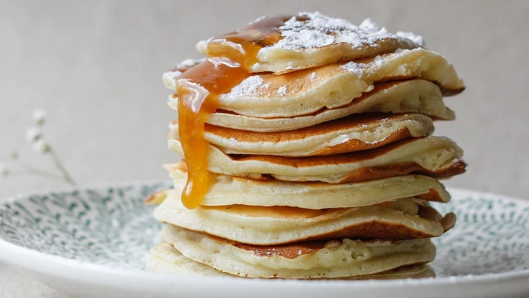Pfannkuchen Frühstück süßes Frühstück Puderzucker Pancakes — © Bild: Anna Zaro / Unsplash.com