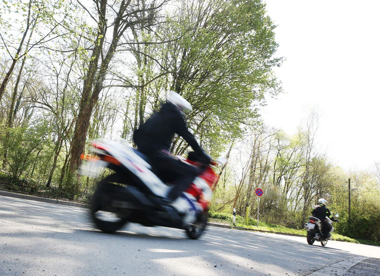 Motorradfahrer nutzten das teils schöne Wetter für einen Ausflug. (Symbolbild) — © Roland Weihrauch/dpa