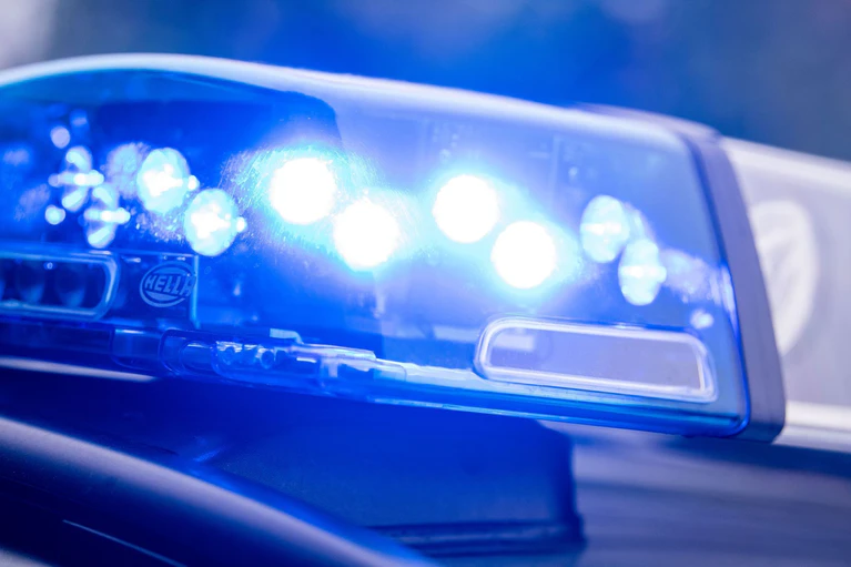 Die Polizei verständigte der Rentner erst, als er den Betrügern schon Bargeld und Wertgegenstände übergeben hatte. (Symbolbild) — © Lino Mirgeler/dpa