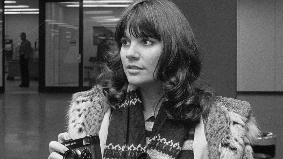 Beitragsbild Songtext Linda Ronstadt It's so easy to fall in Love — © Bild: Von Rob Bogaerts / Anefo - Diese Datei wurde von diesem Werk abgeleitet: Zangeres Linda Ronstadt op Schiphol, Bestanddeelnr 928-8975.jpg, CC0, https://commons.wikimedia.org/w/index.php?curid=95706850