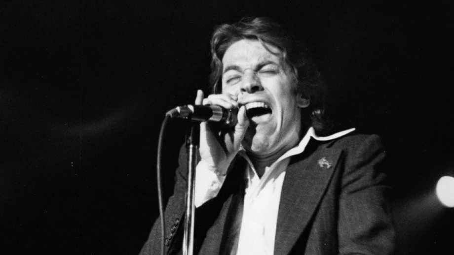 Beitragsbild Robert Palmer Johnny and Mary Songtext — © Bild: Von Nathan Callahan from Southern California, USA - Robert Palmer, CC BY 2.0, https://commons.wikimedia.org/w/index.php?curid=8853975