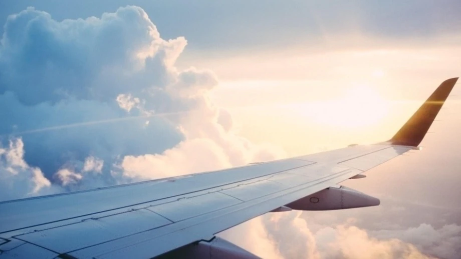 Flug, Flugzeug, Himmel, Reisen, Urlaub — © Photo by Ross Parmly on Unsplash