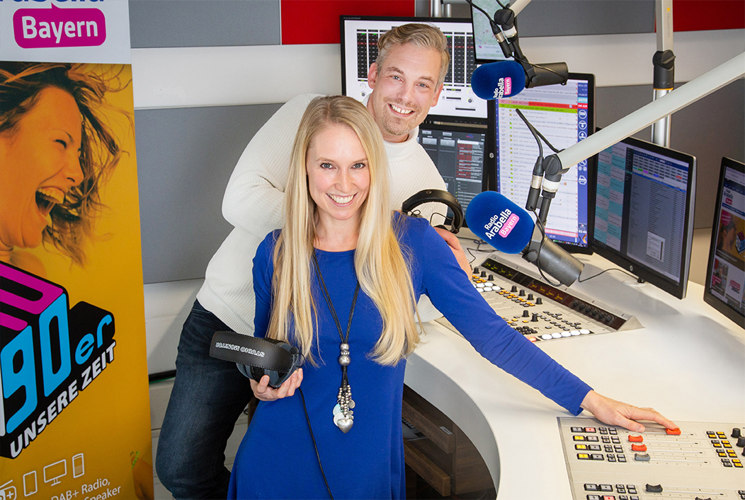 Arabella Bayern Moderatoren Steffi Schaller und Simon Jägersberger bei Sendestart im Studio, © Arabella Bayern