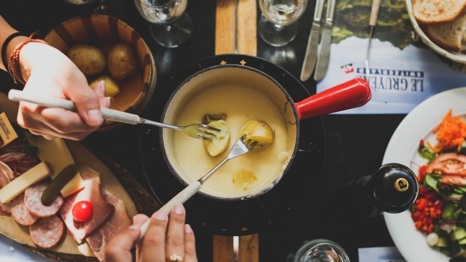 Beitragsbild 70er Rezepte Käsefondue